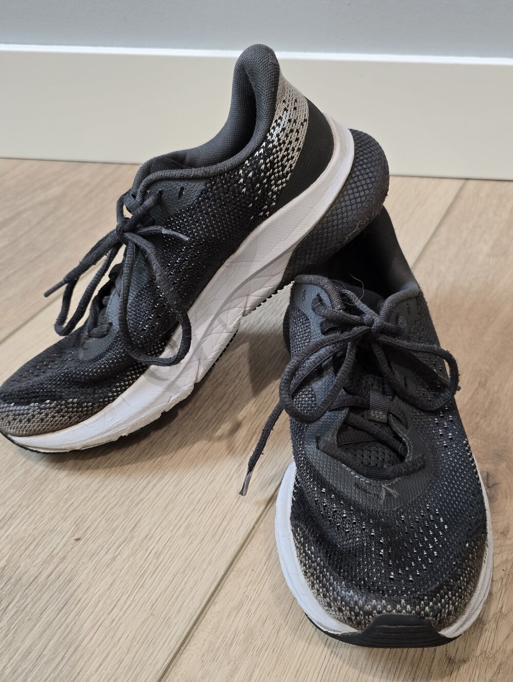 Kids Youth Under Armour Running Shoes Sz 6Y Sneakers